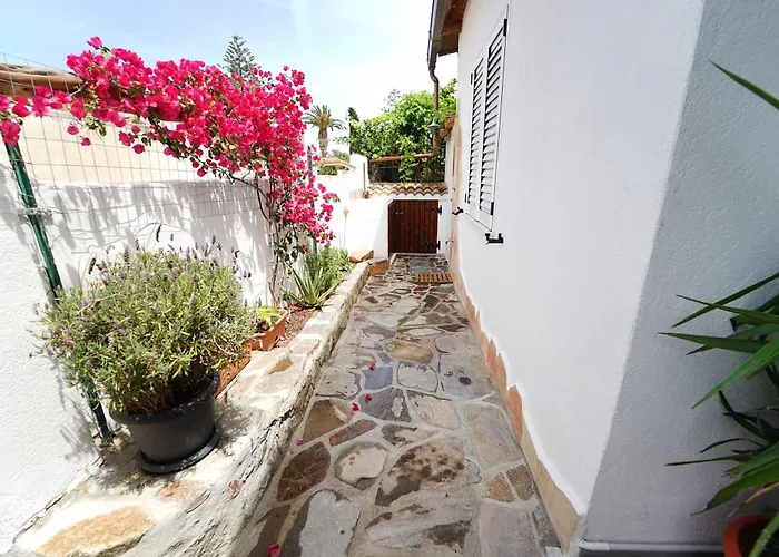 Casa de Férias Sardinian Cottage, 150m From The Sea, Private Garden Olbia