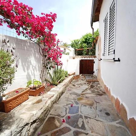 Dom wakacyjny Sardinian Cottage, 150m From The Sea, Private Garden